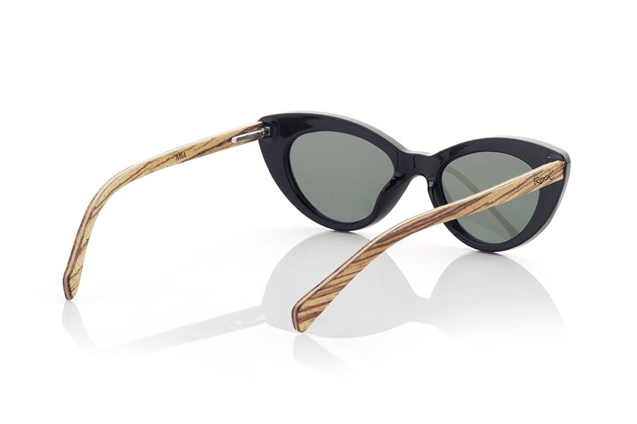 Gafas de Madera Natural de Walnut MIA. Las gafas MIA son un accesorio imprescindible para las amantes de la moda retro. Con su diseño de ojo de gato, estas gafas son un complemento ideal para conseguir un look sofisticado y atemporal. La montura satinada en color negro y las varillas de madera de nogal añaden elegancia y sofisticación a su aspecto. y sus lentes verdes gradient, además de proteger tus ojos y tu piel, añaden un toque personal de color al conjunto. Sin duda, las gafas MIA son un must-have para cualquier mujer que busque un look chic y atemporal. Medida frontal 145x45mm Calibre: 50 Venta al Por Mayor y Detalle | Root Sunglasses® 